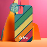 Coque iPhone 15 Motif à bande rétro arc-en-ciel - Nom du script<br><div class="desc">Un design rayé coloré et rétro avec un arrière - plan bleu foncé. Les rayures sont rouge, orange, jaune, vert et bleu clair. Ajoutez votre nom ou votre monogramme pour en faire un coque personnel qui se démarquera parmi vos amis. Le nom est un script tendance dans une grande taille...</div>