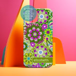 Coque iPhone 15 Motif Floral Retro tendance bloc de nom personnali<br><div class="desc">Un design floral et audacieux aux tons violets et verts colorés avec un bloc de couleur amusant pour ajouter votre nom ou n'importe quel texte. La folle motif aux fleurs a une variété de couleurs. Vous pouvez ajouter un nom, un monogramme ou un autre texte personnalisé. Si vous avez besoin...</div>