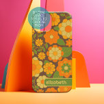 Coque iPhone 15 Motif floral tendance rétro avec bloc de nom<br><div class="desc">Un design floral et audacieux aux tons colorés d'or, d'orange et de vert avec un bloc de couleur amusant pour ajouter votre nom ou n'importe quel texte. La folle motif aux fleurs a une variété de couleurs. Vous pouvez ajouter un nom, un monogramme ou un autre texte personnalisé. Si vous...</div>