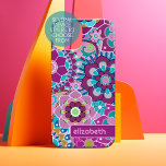 Coque iPhone 15 Motif tendance rétro Floral - bloc de nom personna<br><div class="desc">Un design floral et audacieux aux tons violets et aqua colorés avec un bloc de couleur amusant pour ajouter votre nom ou n'importe quel texte. La folle motif aux fleurs a une variété de couleurs. Vous pouvez ajouter un nom, un monogramme ou un autre texte personnalisé. Si vous avez besoin...</div>