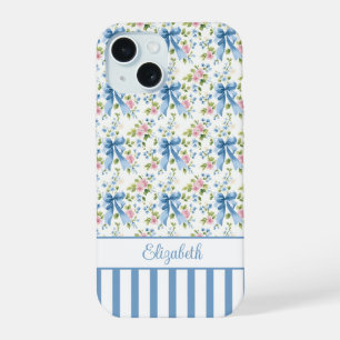 Coque iPhone 15 Nœuds Coquettes Bleus Avec Fleurs Monogrammées