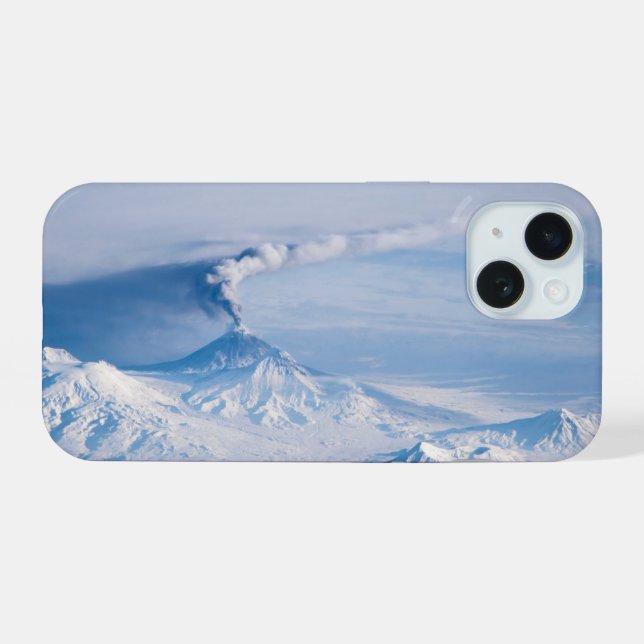 Coque iPhone 15 Panache émanant du volcan Klioutchevskoï. (Verso Horizontal)