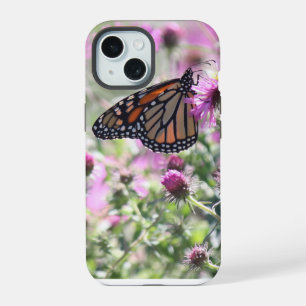 Coque iPhone 15 Papillon et fleurs violettes de prairie