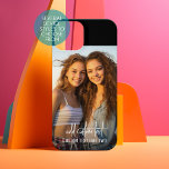 Coque iPhone 15 Photo verticale avec texte personnalisé dans un sc<br><div class="desc">Ajouter 1 photo - fonctionne verticalement mieux avec 2 lignes de texte - l'une étant un gros script manuscrit funky. Ajoutez une photo de meilleur ami ou une photo des enfants ou de votre animal de compagnie pour faire un étui téléphonique amusant et mémorable.</div>