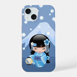 Coque iPhone 15 Poupée Kokeshi d'hiver - Blue Mountain Geisha Girl