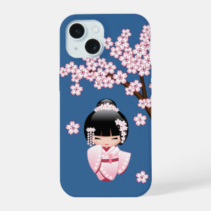 Coque iPhone 15 Poupée Kokeshi Kawaii Kimono Rose sur Fond Bleu