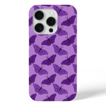 coque iPhone 15 Pro. Modèle papillon violet.