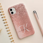Coque iPhone 15 Rose Gold brossé Parties scintillant métallique No<br><div class="desc">Personnalisez facilement ce design branché de boîtier de téléphone chic avec une jolie parties scintillant brillante en or rose sur un arrière - plan métallique brossé en or rose.</div>