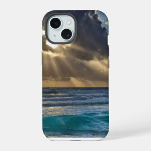 Coque iPhone 15 Soleil Traversant Les Nuages Au-Dessus De La Mer