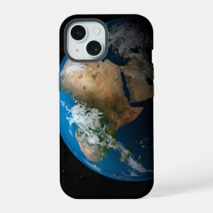 Coque iPhone 15 Terre entière montrant des nuages simulés au-dessu