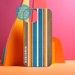Coque iPhone 16 Bandes Surbord vintages - Nom personnalisé<br><div class="desc">Un motif de bande coloré et rétro en bleu et orange sur un arrière - plan imitation bois. Un design rayé vintage avec un aspect plage et surf. Ajoutez votre nom ou votre monogramme pour en faire un cas de téléphone personnel qui se démarquera parmi vos amis. Le nom est...</div>