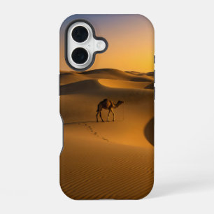 Coque iPhone 16 chameau traverse les dunes de sable doré au couche