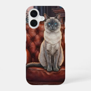 Coque iPhone 16 Chat siamois à pointes bleues sur fauteuil en cuir