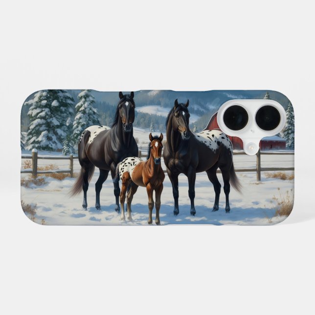 Coque iPhone 16 Chevaux Appaloosa noirs sur une ferme en hiver (Verso Horizontal)
