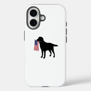Coque iPhone 16 Chien noir tenant le drapeau américain – Patriote