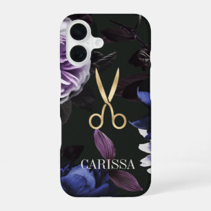Coque iPhone 16 Ciseaux de coiffeur dorés sur des fleurs sombres é