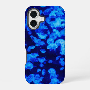 Coque iPhone 16 Cool Electric Blue Jellyfish en Deep Blue Sea