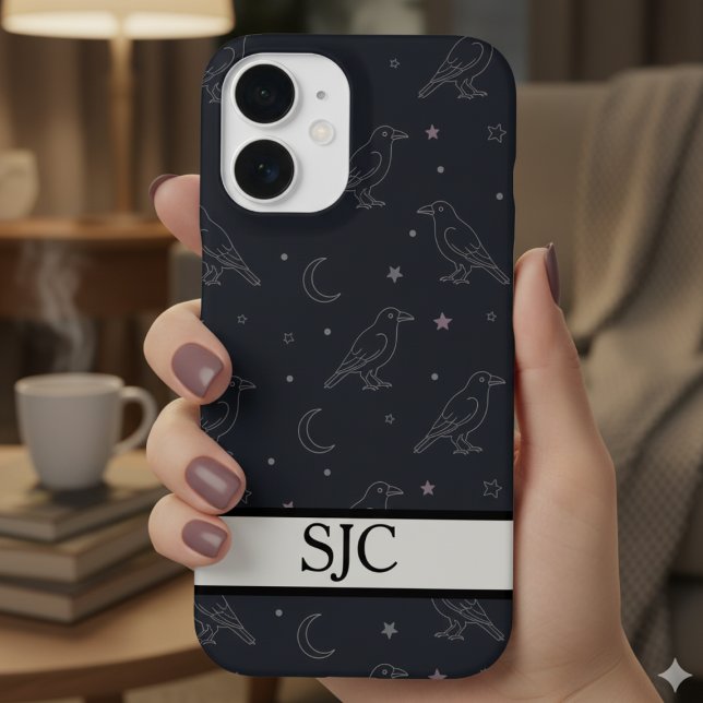 Coque iPhone 16 Corbeau céleste Académie sombre Monogrammé (Raven and moon monogram phone case)