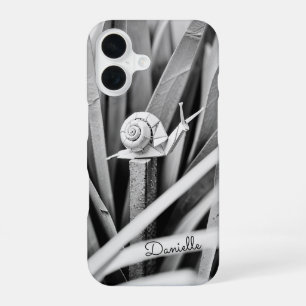 Coque iPhone 16 Escargot en origami en papier dans l'herbe Monogra