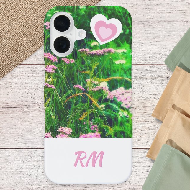 Coque iPhone 16 Fleurs de monogramme personnalisé Prairie Rose Bla (A phone case with monogram initials in pink on white, flowers and grass photo and cute hearts)