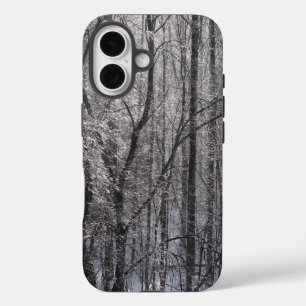 Coque iPhone 16 Forêt glacée scintillante dans la lumière du matin