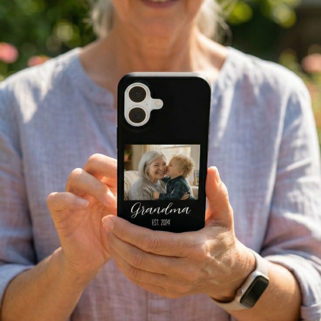 Coque iPhone 16 Grandma Established Photo White Script Text (Créateur téléchargé)