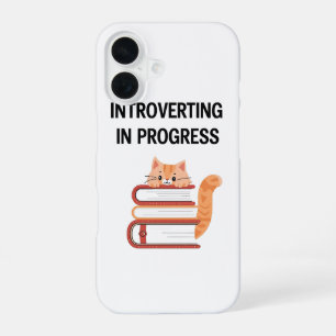 Coque iPhone 16 Joli Chat sur des Livres "Introverti en Formation"