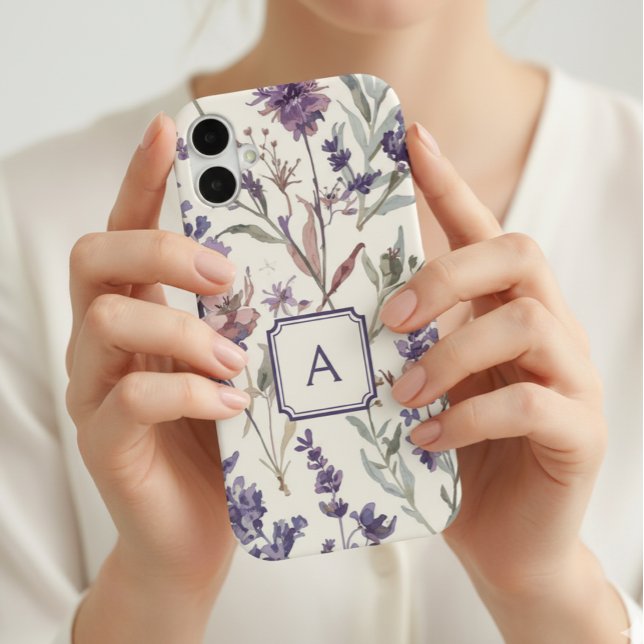Coque iPhone 16 Monogramme aquarelle lavande de fleur sauvage  (Créateur téléchargé)