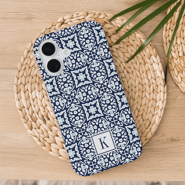 Coque iPhone 16 Monogramme de Motif méditerranéen blanc et marine (Créateur téléchargé)