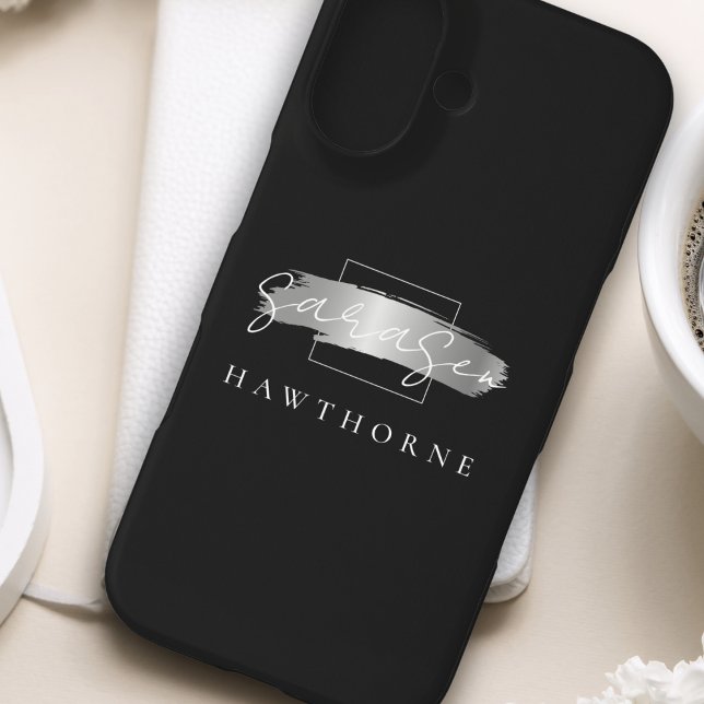 Coque iPhone 16 Monogramme moderne Noir Faux Argent (Créateur téléchargé)