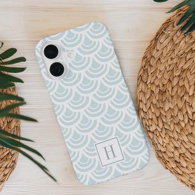 Coque iPhone 16 Monogramme Motif à échelle de poisson d'Aqua Lumiè (Créateur téléchargé)