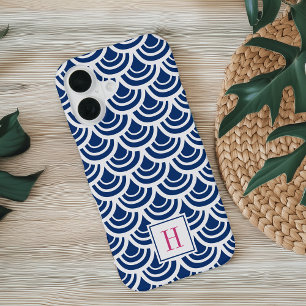 Coque iPhone 16 Motif à écailles de poisson rose et marine Monogra