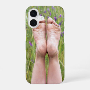 Coque iPhone 16 pieds nus sales dans les fleurs sauvages