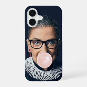 Coque iPhone 16 Ruth Bader Ginsburg soufflant du chewing-gum rose