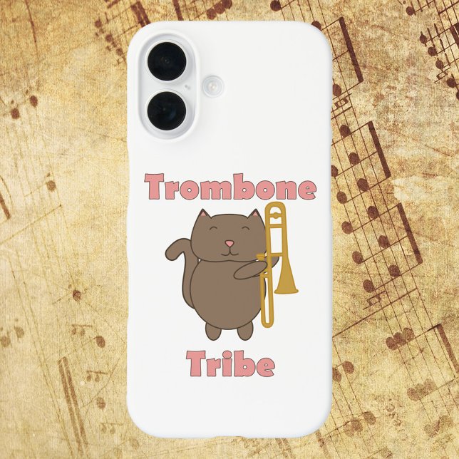 Coque iPhone 16 Trombone Tribe Chat Mignon Musicien Rose (A phone case with a cute kitty cat holding a trombone with the words trombone tribe.)