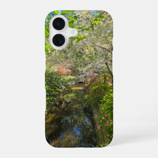 Coque iPhone 16 une rivière dans le jardin entouré de fleurs