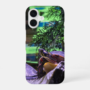 Coque iPhone 16 une tortue colorée entourée d'arbres verts luxuria