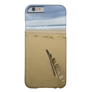 Coque iPhone 6 Barely There Vue en gros plan de plume d'oiseau en sable de