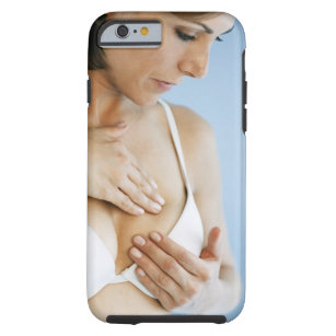 Coque iPhone 6 Tough Femme faisant l'examen 2 d'individu de sein