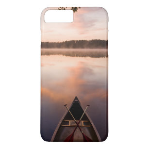 Coque iPhone 7 Plus Un canoë repose sur la rive du lac Pawtuckaway