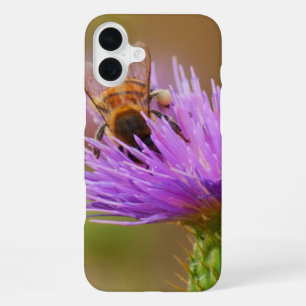 Coque iPhone 16 Plus Abeille affairée sur une fleur de chardon pourpre
