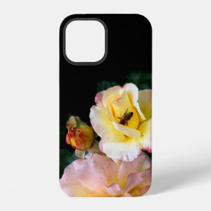 Coque iPhone 12 Abeille sur roses fleurs jaunes roses