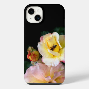 Abeille sur roses fleurs roses jaunes