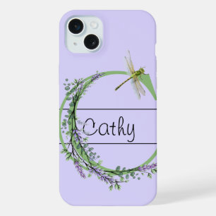 Coque iPhone 15 Plus alphabet monogramme C Lavender Eucalyptus Dragonfl