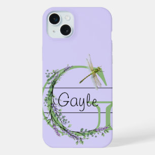 Coque iPhone 15 Plus alphabet monogramme G Lavender Eucalyptus Dragonfl
