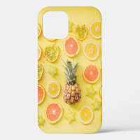 Ananas entouré de fruits citrins
