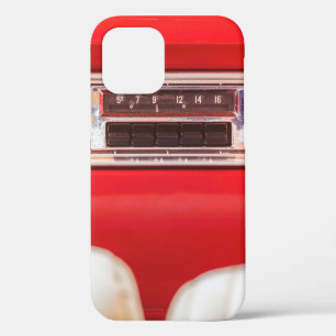 Coque iPhone 12 Ancienne radio de voiture à l'intérieur d'une voit