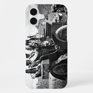 Coque iPhone 16 Plus APACHES ET GÉRONIMO CONDUISANT UNE VOITURE Black W