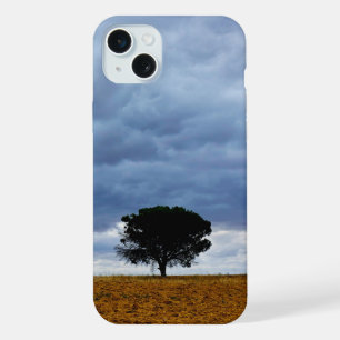 Coque iPhone 15 Plus Arbre dans un champ vide