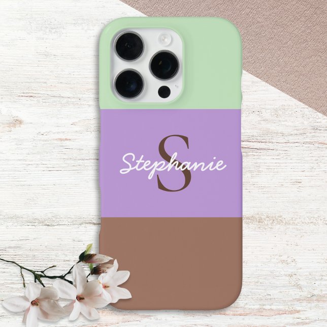 Coque iPhone Bloc de couleur Chic Taupe Lilac Vert Monogramme (An elegant monogrammed phone case with color block design of wide stripes in taupe, green and lilac)